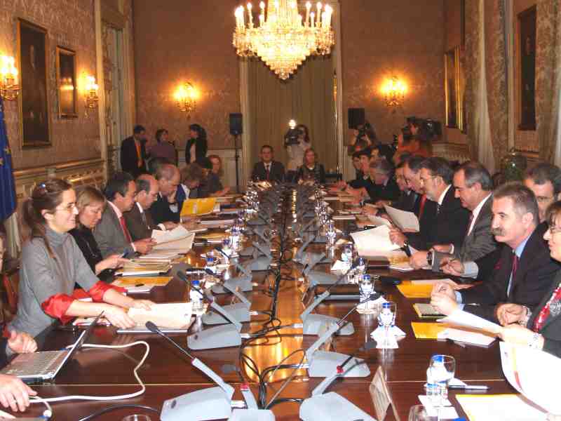 Chaves analiza con los delegados del Gobierno el desarrollo del nuevo Fondo para el Empleo y Sostenibilidad Local