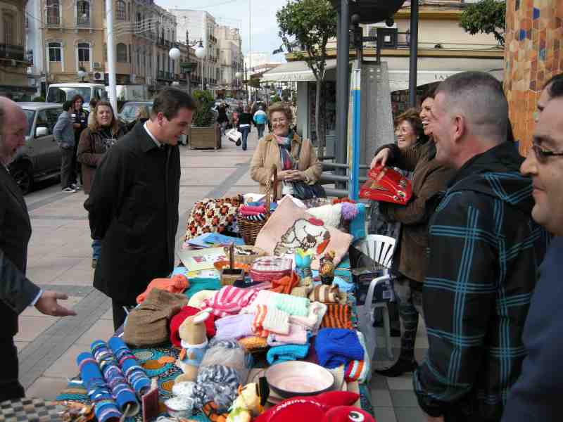 Escobar visitando el mercadillo