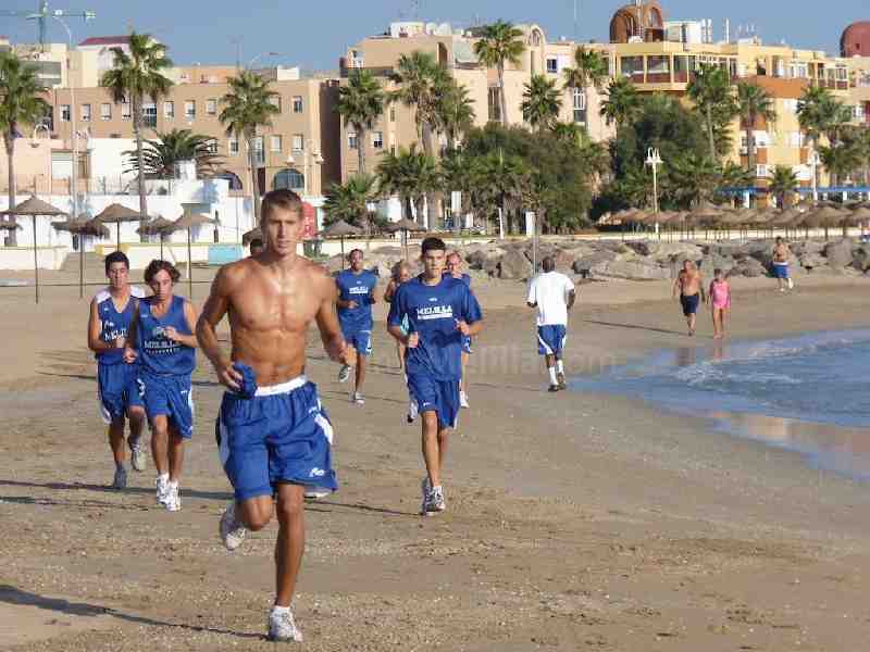 El Melilla Baloncesto cambia por un día el parquet del pabellón por la arena de la playa