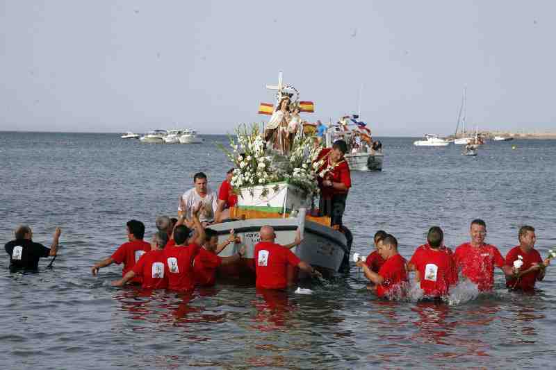 Los melillenses saludan a la Patrona de las gentes del mar, la Virgen del Carmen