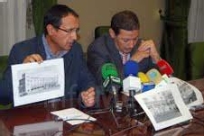 Muñoz y Aberchán presentando el proyecto