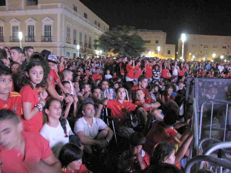Melilla se echa a la calle para celebrar el pase a la final de 'La Roja'