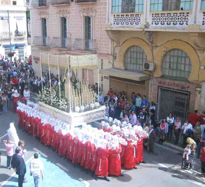 Generosos rayos de sol iluminan a una ciudad, Melilla, entregada a su Semana Santa en el Domingo de Ramos