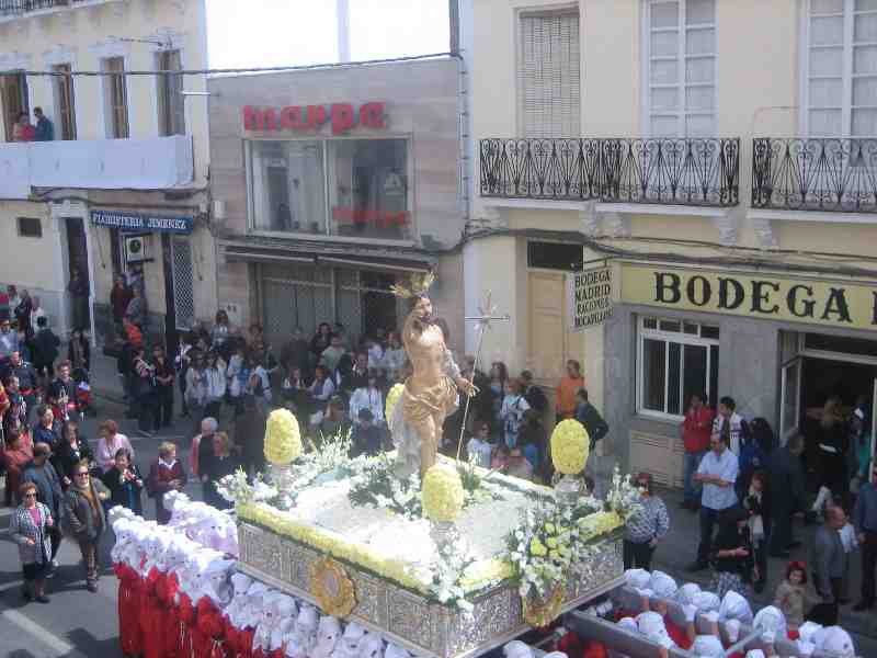 El sol reta a las nubes, gana y Jesús Resucitado se abraza a su Madre en el vértice del Triángulo de Oro