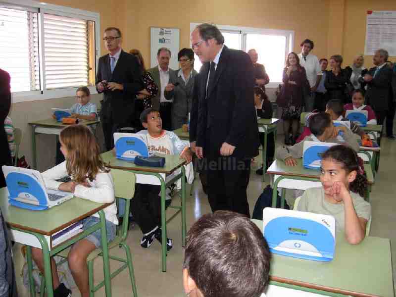 El ministro de Educación en su última visita a las aulas melillenses