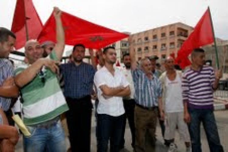 Un grupo de marroquíes protesta en la frontera de Melilla por la visita de Rajoy