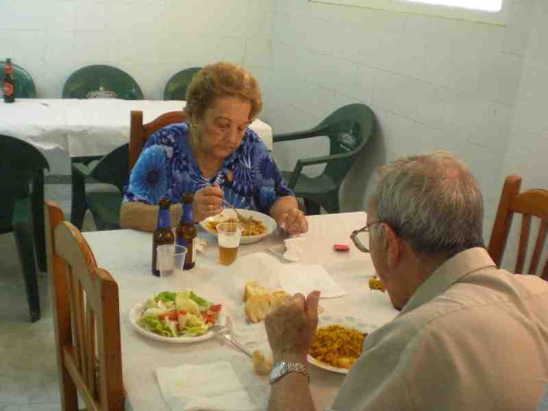 Una gran paella protagoniza la nueva edición del 'Guiso del Mes' en la Casa de Melilla en Almería