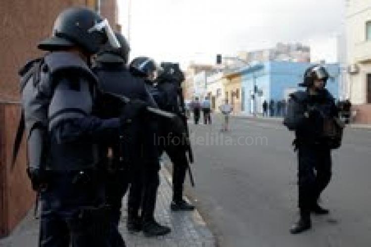 Un grupo de jóvenes levanta barricadas en Melilla en protesta por el desempleo