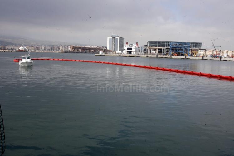 El Puerto incorpora a su protocolo de seguridad una barrera de contención de vertidos marítimos en prevención de riesgos medioambientales