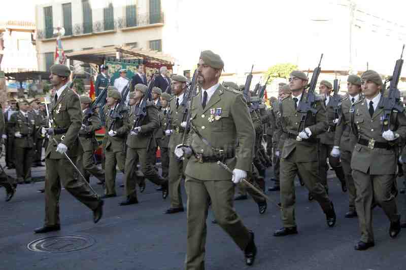 Caballos, carros de combate y 2.500 soldados participan en el desfile de las Fuerzas Armadas en Melilla