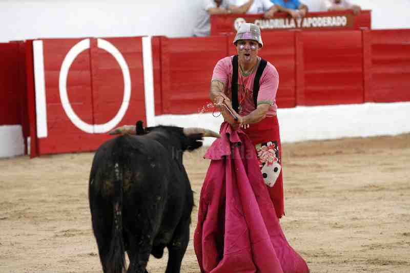 La Plaza de Toros de Melilla acogió el tradicional y divertido espectáculo del 'Bombero Torero'