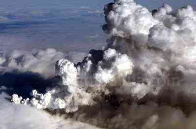 Erupción del volcán situado bajo el glaciar Eyjafjallajokull, en el sur de Islandia