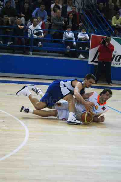 Huertas pelando un balón con el jugador del Vivemenorca, Urko