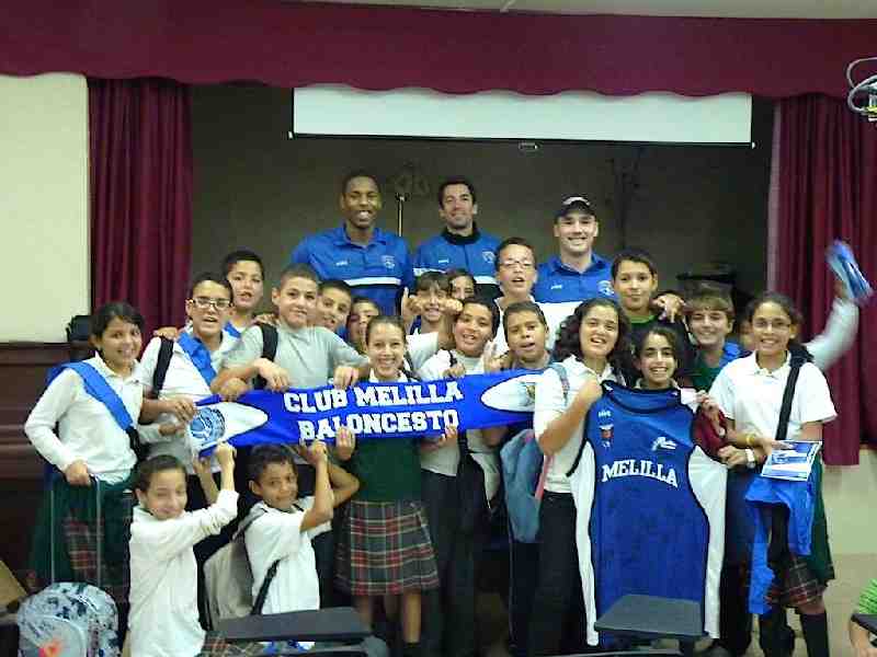 Jugadores de CB Melilla junto a estudiantes del CEIP "España"