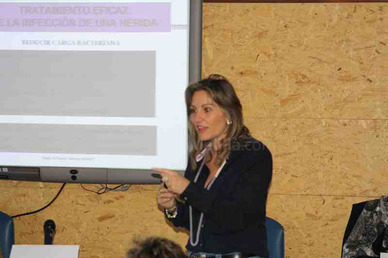 Profesionales sanitarios participan en una sesión clínica sobre 'Actuación ante las heridas'