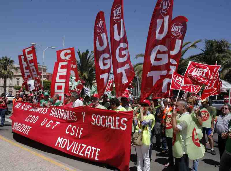 Alrededor de 250 personas participan en Melilla en la manifestación de protesta contra los recortes salariales a empleados públicos