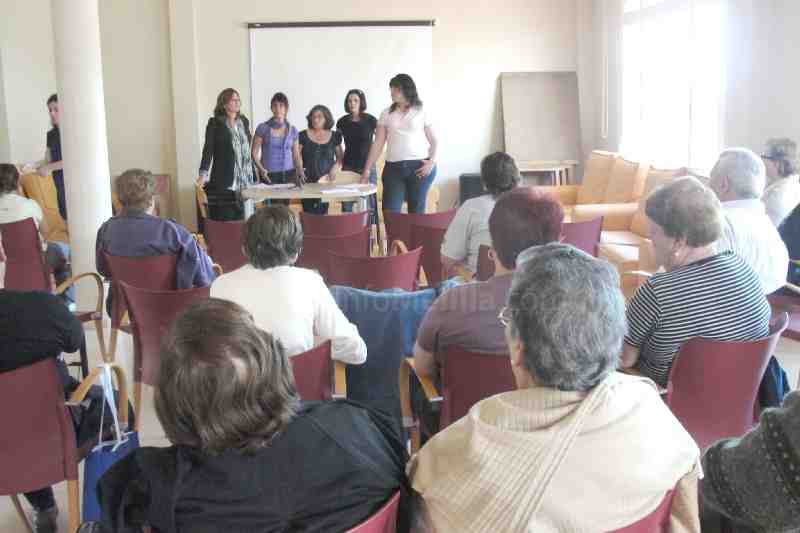 Usuarios y alumnas en prácticas del Centro de Día comparten experiencias socio-sanitarias