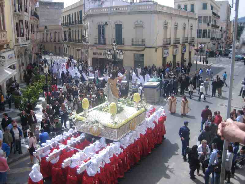 El sol reta a las nubes, gana y Jesús Resucitado se abraza a su Madre en el vértice del Triángulo de Oro