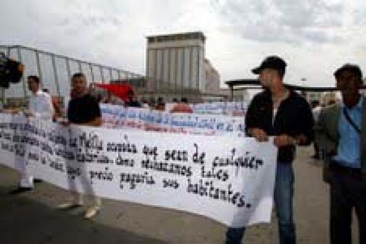 Un grupo de marroquíes protesta en la frontera de Melilla por la visita de Rajoy
