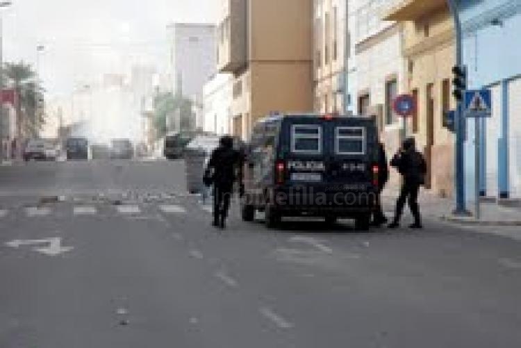 Un grupo de jóvenes levanta barricadas en Melilla en protesta por el desempleo
