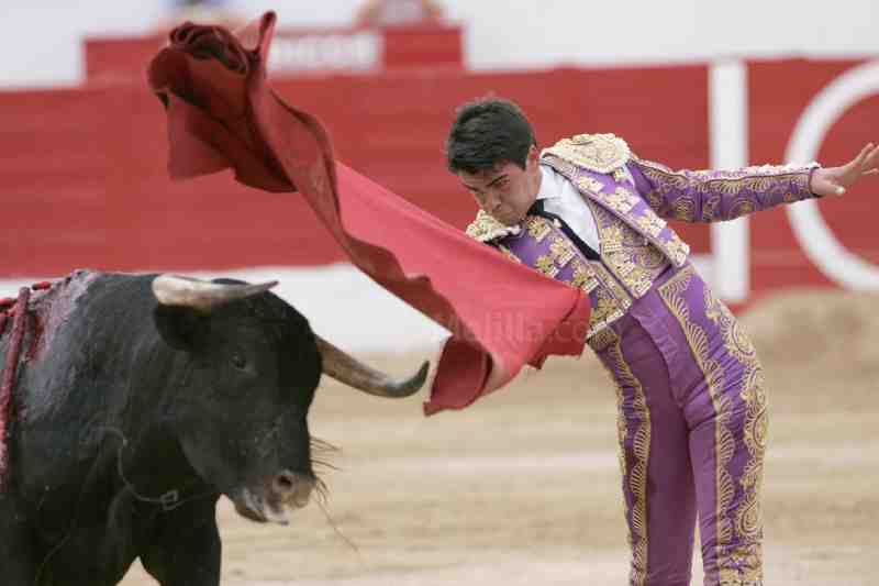 Cuatro orejas en una tarde triunfal avalan el arte de novillero melillense Adolfo Ramos