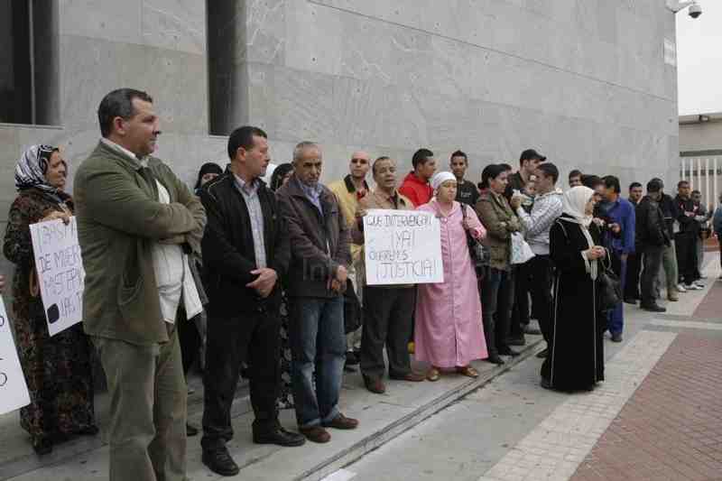 Un centenar de personas piden respeto a los derechos de los presos melillenses encarcelados en la Península