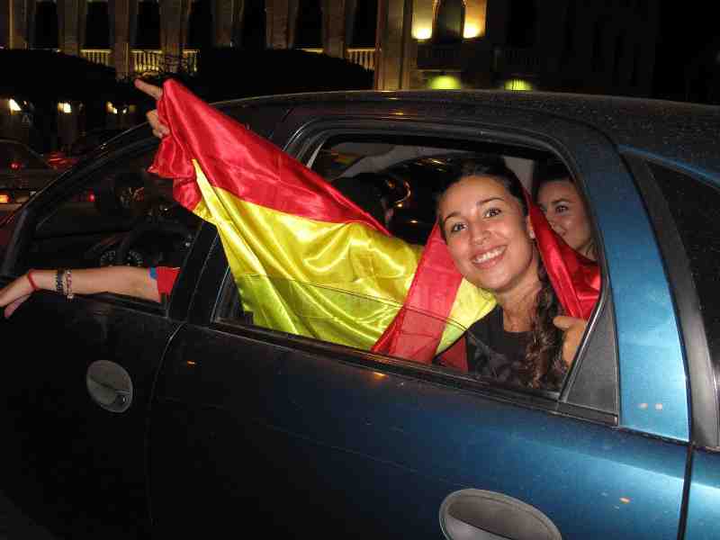 Melilla se echa a la calle para celebrar el pase a la final de 'La Roja'