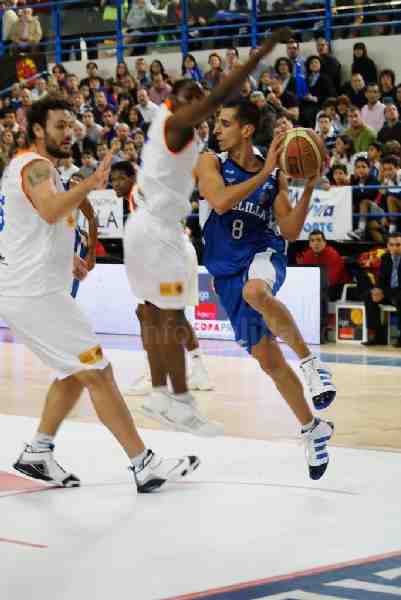 Jimenez dando una asistencia
