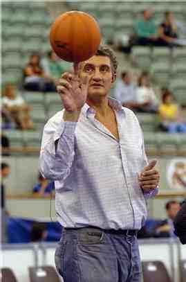 Uno de los gigantes del basket nacional de todos los tiempos, Fernando Romay, 2,13 metros