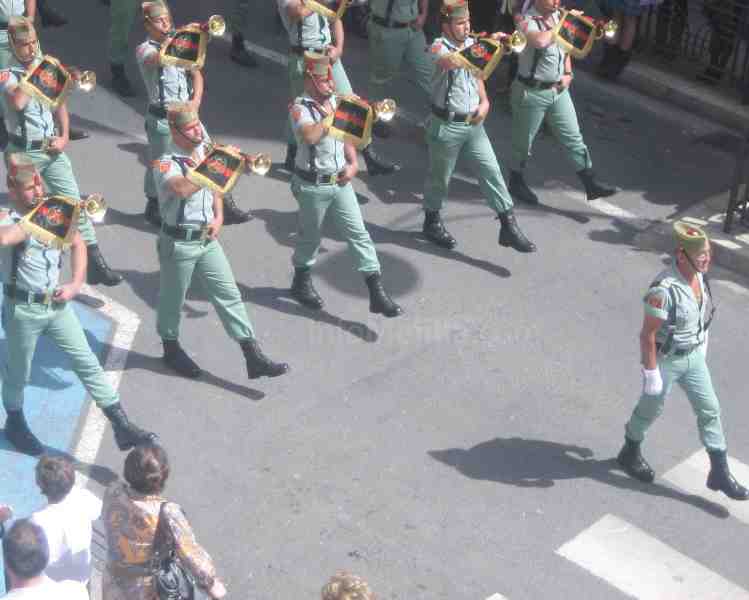Generosos rayos de sol iluminan a una ciudad, Melilla, entregada a su Semana Santa en el Domingo de Ramos