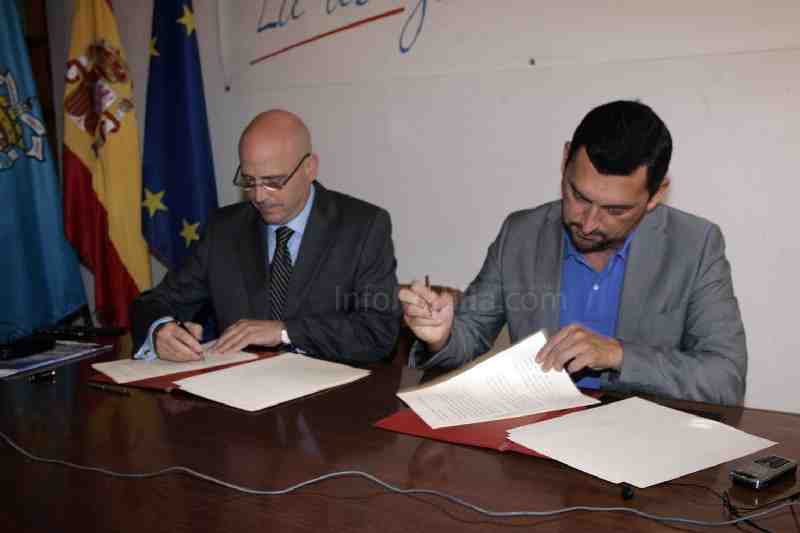 Blas Jesús Imbroda y José María Navarro firmando el convenio