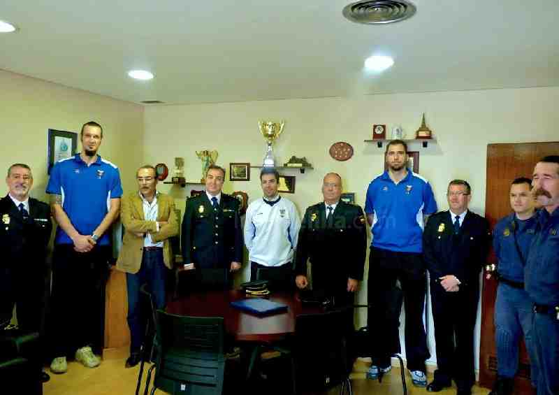 En su visita a la Comisaría de Policía
