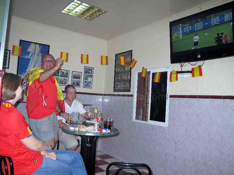 Melilla se echa a la calle para celebrar el pase a la final de 'La Roja'