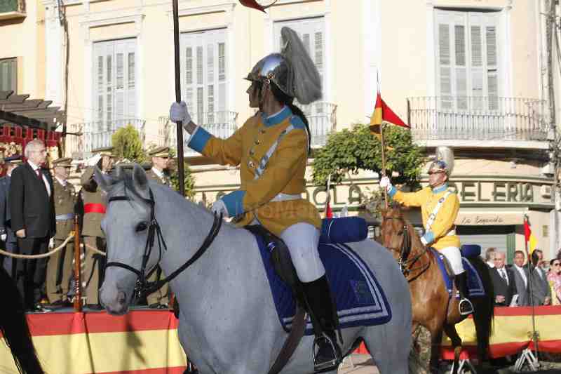 Caballos, carros de combate y 2.500 soldados participan en el desfile de las Fuerzas Armadas en Melilla