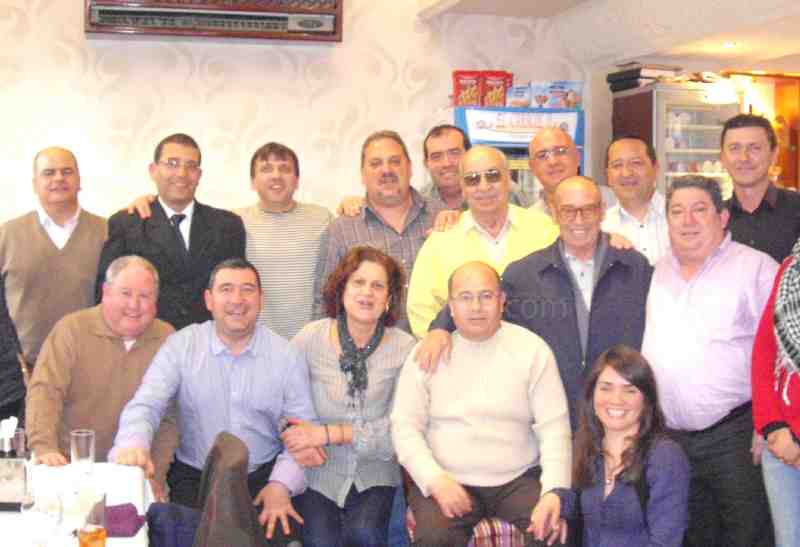 Francisco Fuertes recibe el afecto de sus compañeros en el momento de la jubilación