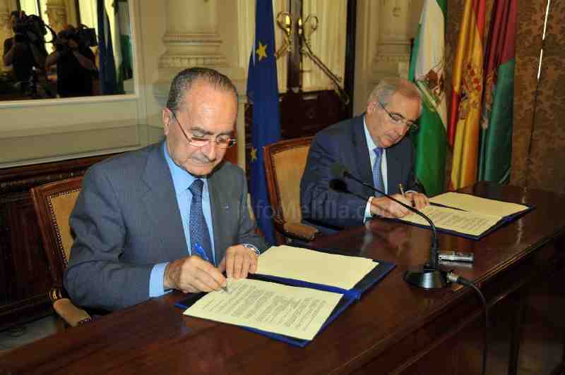 De la Torre e Imbroda firmando el convenio de colaboración