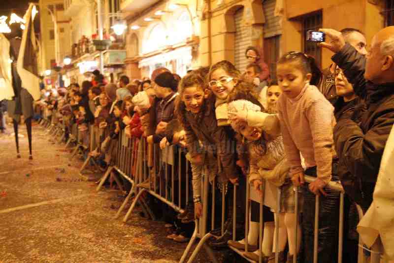 Los Reyes Magos inundan de ilusión las calles de Melilla en una cabalgata con la que ha dado comienzo la noche más mágica del año