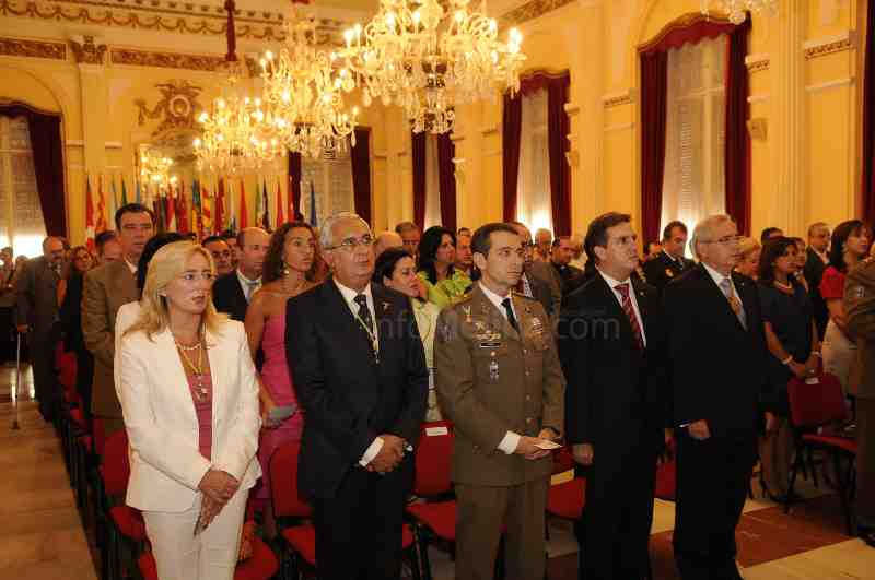 El Grupo de Regulares y el Regimiento de Artillería de Melilla reciben la Medalla de Oro, la más alta distinción de la Ciudad