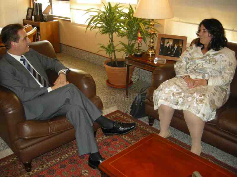 El delegado del Gobierno conversando con la nueva abogada del Estado Jefa en Melilla