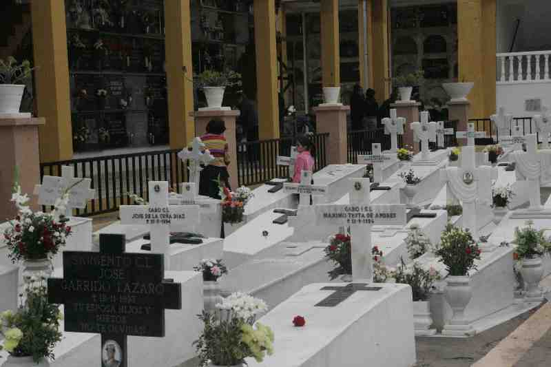 Cientos de melillenses visitan el cementerio en este Día de Todos los Santos a pesar del fuerte viento