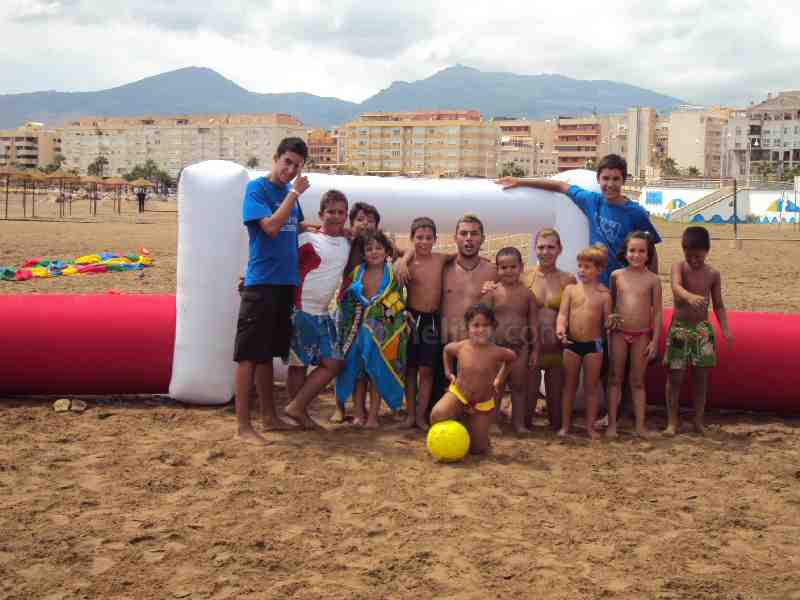 La Escuela de Verano estrena un campo de fútbol hinchable