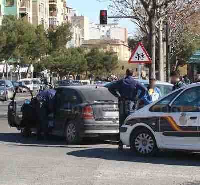Vecinos de 'Las Palmeras' se enfrentan a la Policía para evitar una detención