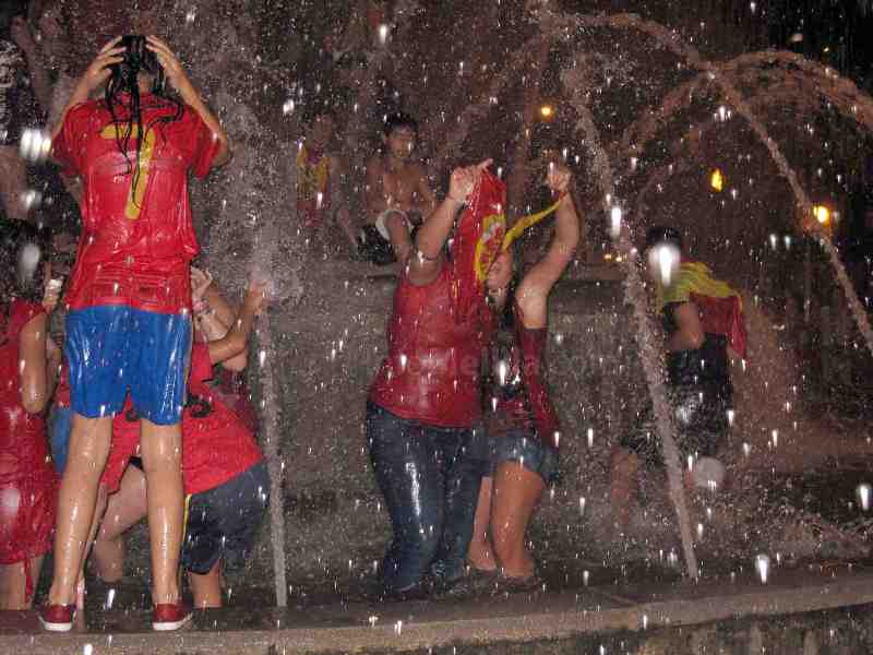 Melilla se echa a la calle para celebrar el pase a la final de 'La Roja'