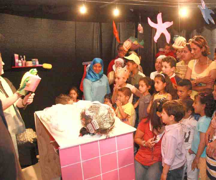Los niños del Centro de Estancia Temporal de Inmigrantes disfrutan con el 'Teatro Mágico'