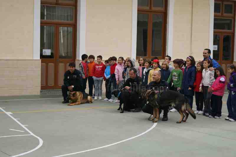La Unidad Canina de la Policía Local se acerca a los centros docentes de Melilla