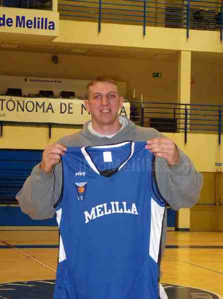 El nuevo pivot de Melilla Baloncesto el estadounidense Jeff Foote y sus 2,14 metros
