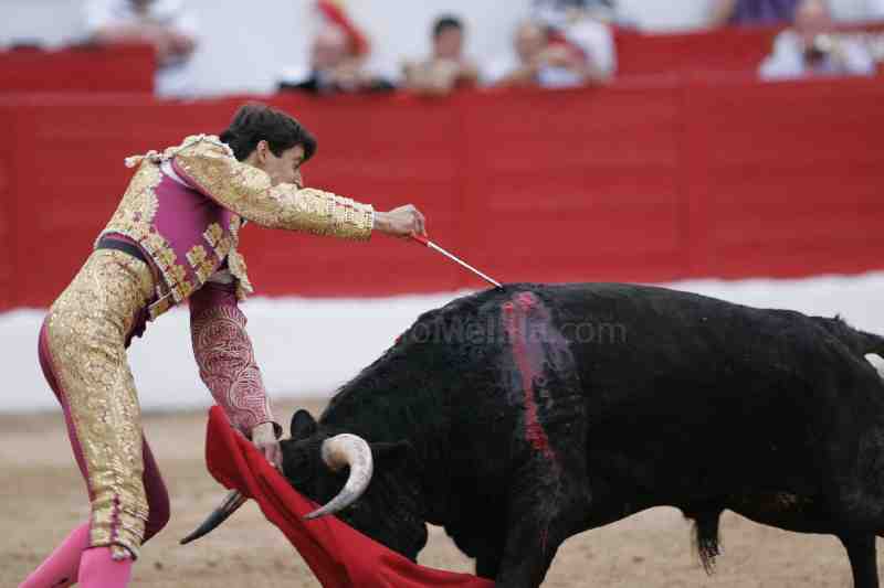 Cuatro orejas en una tarde triunfal avalan el arte de novillero melillense Adolfo Ramos
