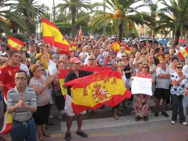 Cuatrocientos melillenses se concentran para protestar por el olvido del Gobierno central