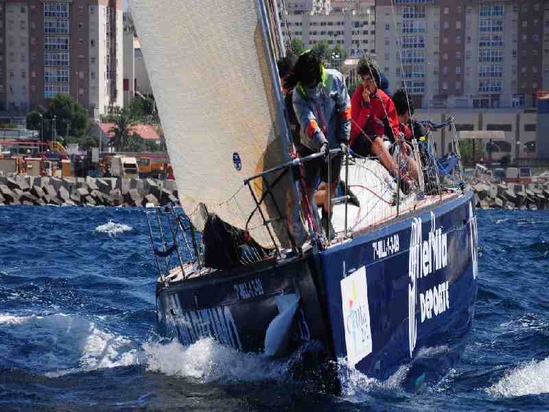 En plena regata con Ceuta al fondo