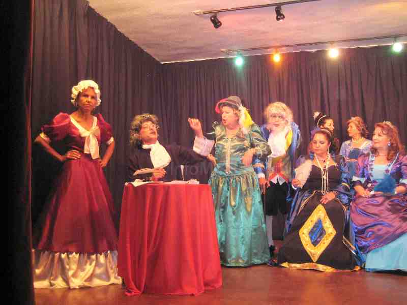 Los alumnos de teatro de la Casa de Melilla en Málaga triunfan de la mano de Jacinto Benavente